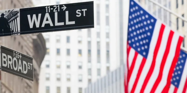 Wall Street auf Rekordkurs: Trump-Rallye, Fed-Zinssenkung und Under Armour überrascht!